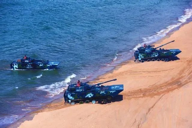 05式两栖步兵战车本身可以海上浮渡，为何还要用726气垫登陆艇运输？