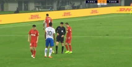 如何看待天津权健队长刘奕鸣在足协杯输球后与罚丢点球的储今朝相拥而笑？