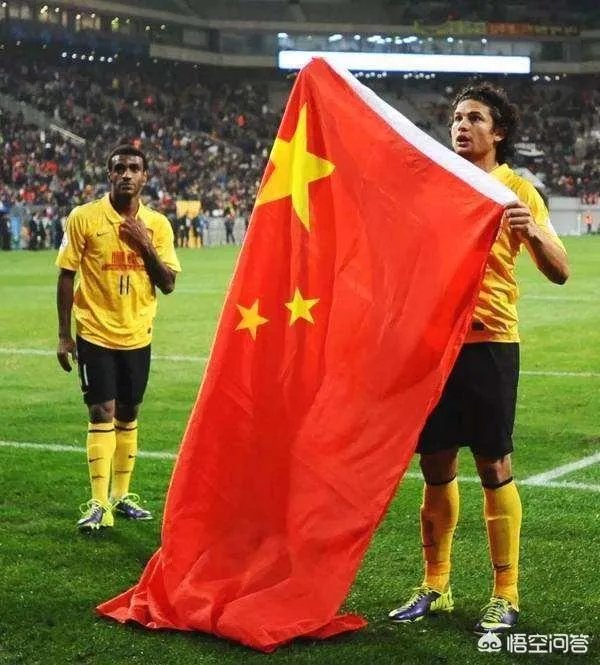 埃尔克森和高拉特以天价年薪“归化”我国，你认为对每逢比赛就“腿软”的国足有作用？