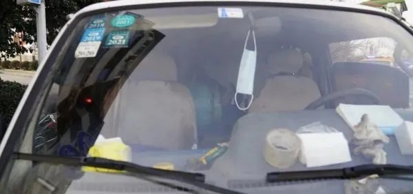 一辆面包车上装60个液化气钢化瓶，上路后被查，有哪些安全隐患？