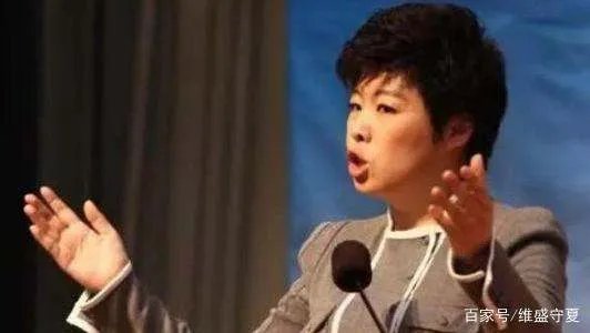 当年被北大学生轰下台的于丹：在跌落神坛的日子里，丈夫怎样做了？