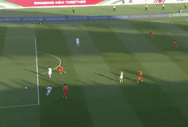 国足招入多名归化前锋，武磊还能竞争首发位置吗？