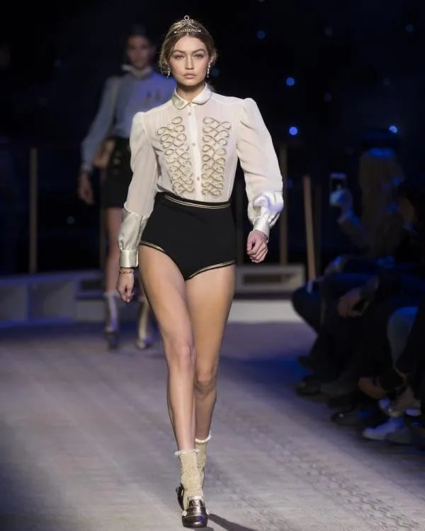 超模吉吉哈迪德的T台风到底是怎样的呢？