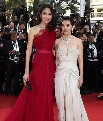 娱乐圈有哪些名副其实的「合影杀手」？