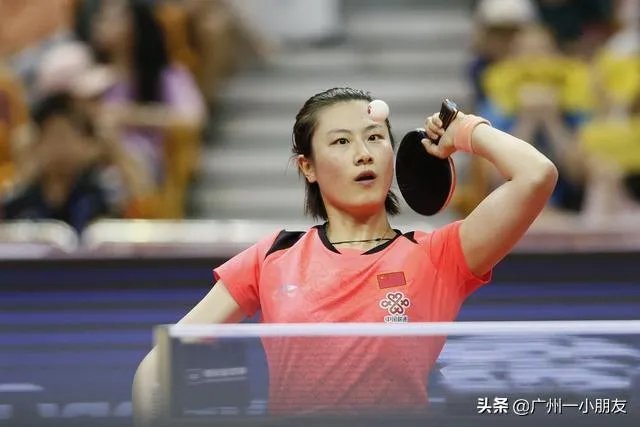 丁宁的下蹲式发球，她为什么不把球抛高一些，以避免裁判处罚？