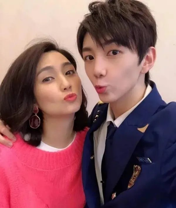 洪欣儿子继承妈妈颜值，是不是不负众望式的长大？