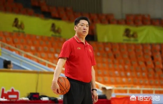 胡金秋反关节硬拉劳森，李春江说属于正常接触。这事你们怎么看？