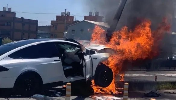 知名演员 歌手林志颖父子出车祸：目前已无生命危险