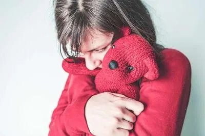 胳膊上长了很多小红斑是怎么回事