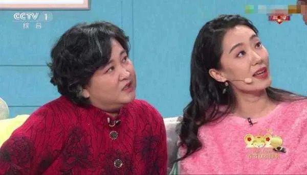 在春晚上跷二郎腿出名的冯巩“女儿”张小斐，为什么她最感谢的人是贾玲？