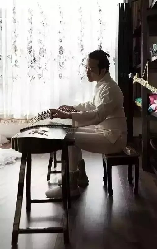 李玉刚中国风豪宅曝光，奇珍异宝多如博物馆，如此奢华却不显土豪