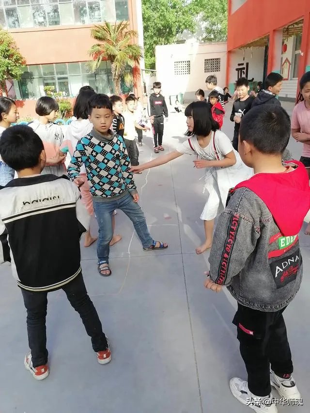 学生之间有了矛盾,一方家长进校打了对方一巴掌,应该如何处理?