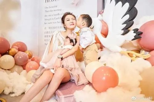 安以轩晒和老公合照庆祝结婚四周年，他们夫妻真如表面上那么恩爱吗？