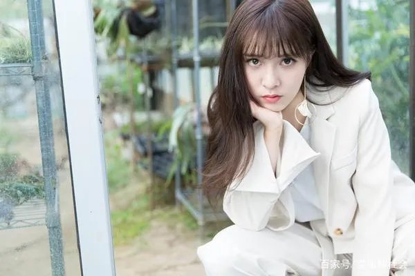 陈伟霆紧盯宋妍霏不放，周扬青看后满脸怒意，三个人之间是什么关系？