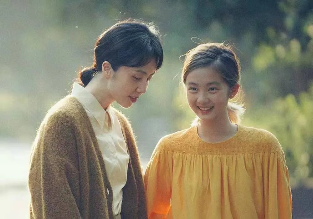 孙莉携两女儿登杂志，画面超养眼，一家人高颜值是种什么感受？