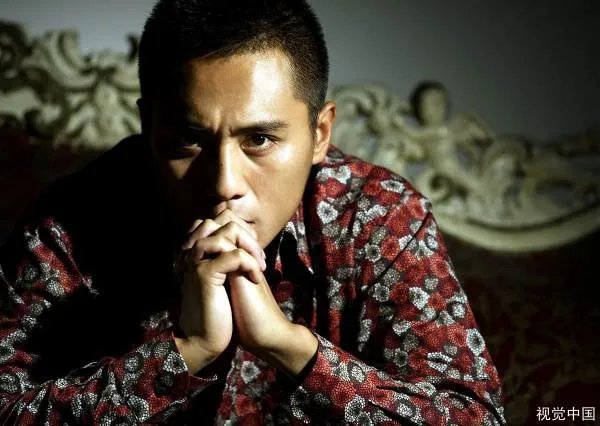 刘烨和安娜的结婚典礼上为什么刘烨没有邀请女同学？