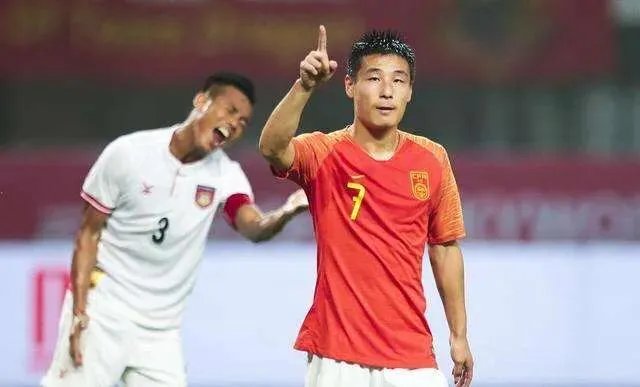 国足招入多名归化前锋，武磊还能竞争首发位置吗？