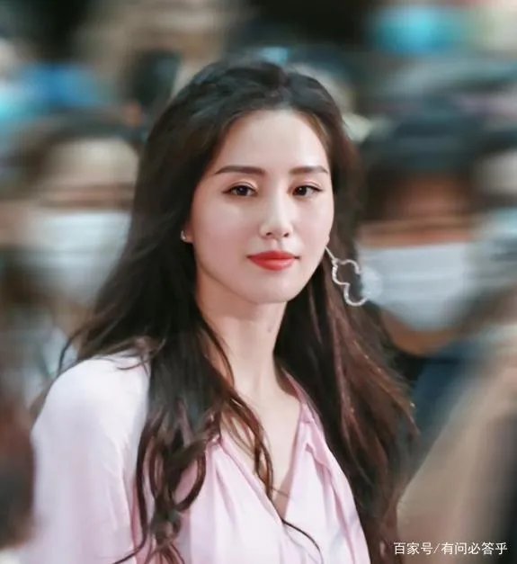 刘诗诗无精修图曝光，路人视角下被喊刘亦菲，你们觉得像吗？