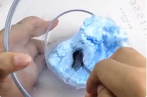 不用胶水和硼砂水和粘土和剃须泡怎么做起泡胶？