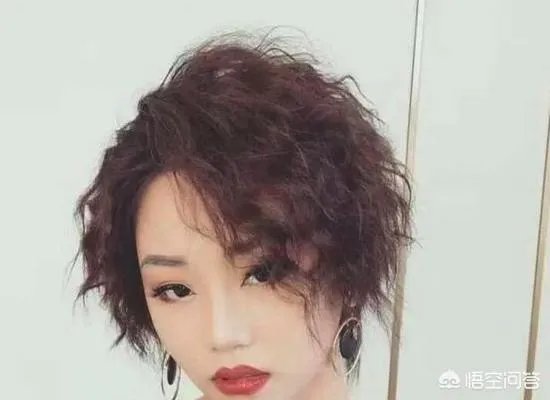 女生波波头烫发发型？