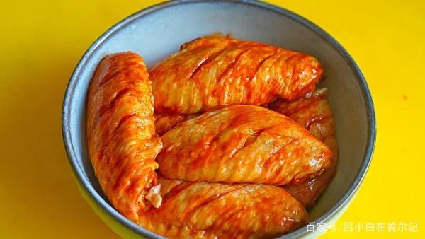 黄金香烤鸡翅外酥里嫩孩子特别喜欢吃，在家里怎么做呢？