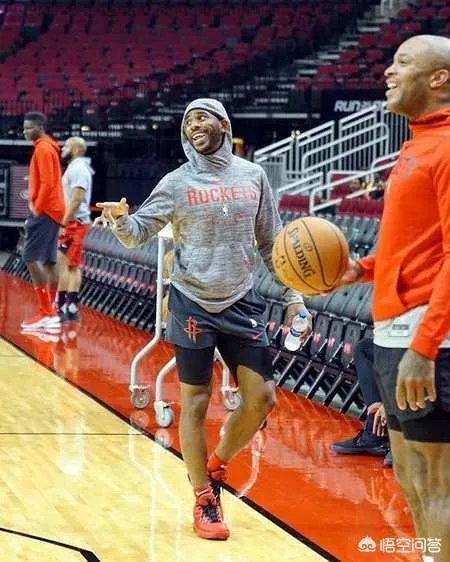 周琦登场，强势完成双手暴扣，为什么火箭队替补席连个鼓掌的都没有？