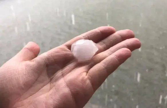 大风冰雹极端天气夜袭安岳致20人轻伤，近年来为何极端天气越来越多了？