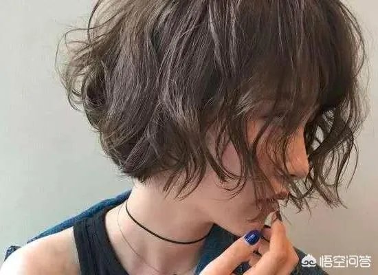女生波波头烫发发型？