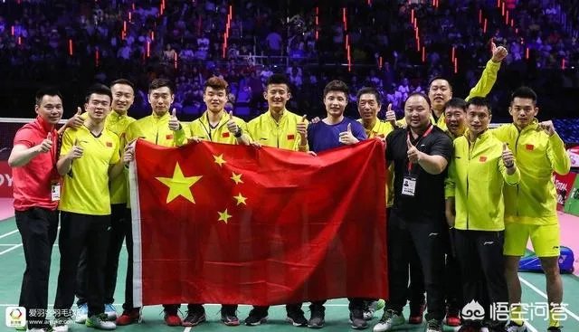 输球后摔球拍的林丹和向对手坚大姆指的谌龙，你认为谁有风度？为什么？