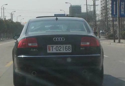 如何分辨军牌车？