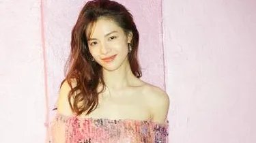 钟楚曦因为《芳华》而走红，有人说背景不一般，你如何评价钟楚曦？