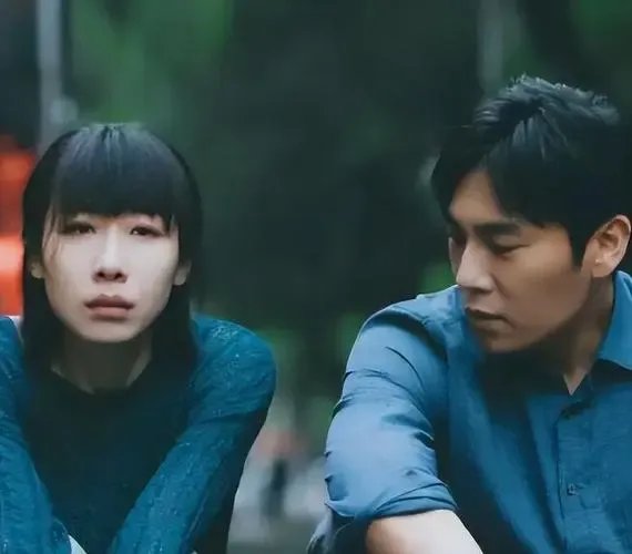 如何看待《亲爱的小孩》秦昊与谢可寅演的夫妻？他们离婚的原因是什么？