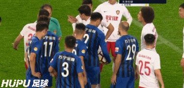 如何看待天津权健队长刘奕鸣在足协杯输球后与罚丢点球的储今朝相拥而笑？