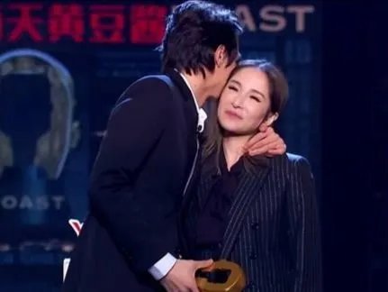 萧亚轩和她小男友黄皓之间存在哪些差距？