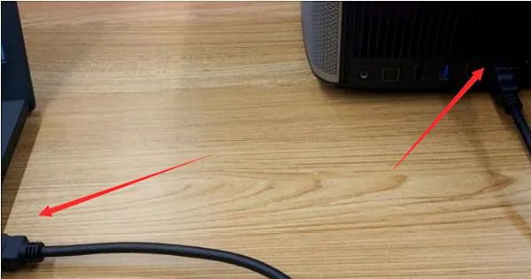 教室的多媒体讲台怎么连接笔记本