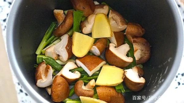 黄金香烤鸡翅外酥里嫩孩子特别喜欢吃，在家里怎么做呢？