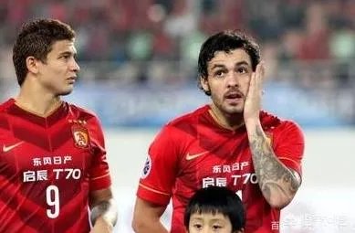 埃尔克森和高拉特以天价年薪“归化”我国，你认为对每逢比赛就“腿软”的国足有作用？