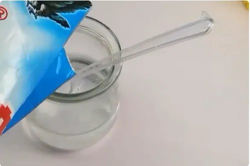 不用胶水和硼砂水和粘土和剃须泡怎么做起泡胶？