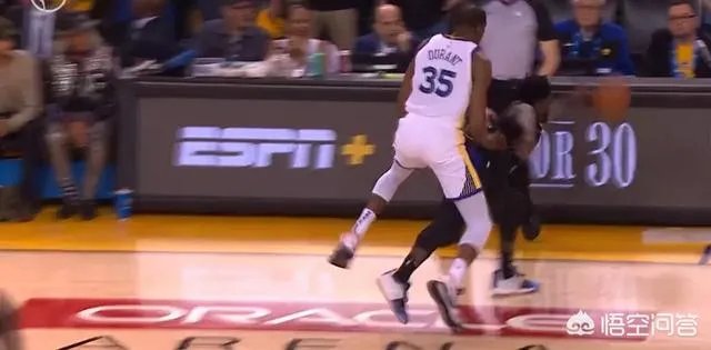 火爆！杜兰特怒推贝弗利，双双被驱逐，当时发生了什么？