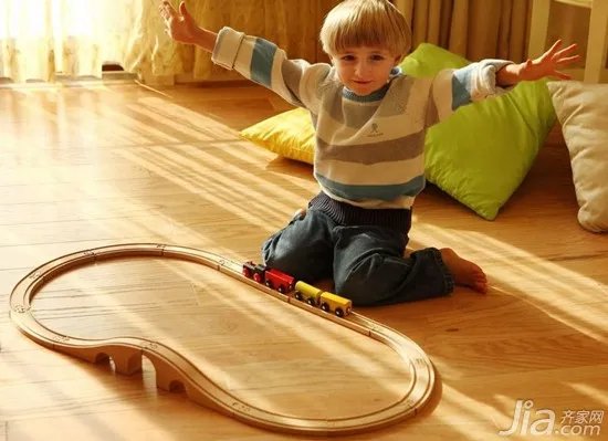 地暖铺瓷砖好还是木地板好