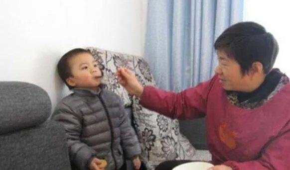 萌娃穿7件衣服上学,你跟奶奶有哪些不同的观念?