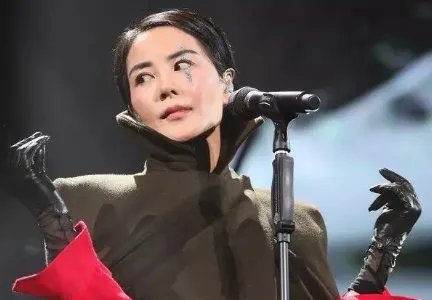 王菲的矜持这首歌的 歌词讲的什么意思，回答的要有深度