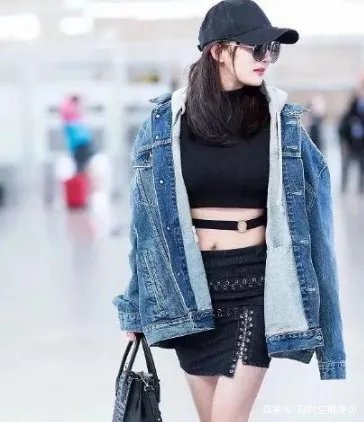 杨幂对身材真自信，穿露脐装现身机场，勒出小肚子了吗？