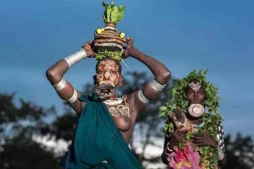 族内无男子的亚马逊雨林原始女族部落，那她们是如何繁衍后代的呢？