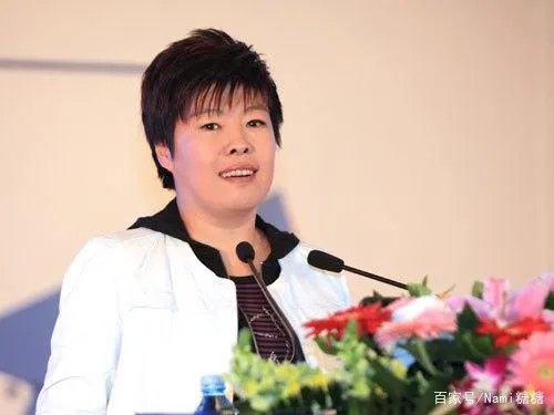 当年被北大学生轰下台的于丹：在跌落神坛的日子里，丈夫怎样做了？