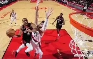 周琦登场，强势完成双手暴扣，为什么火箭队替补席连个鼓掌的都没有？