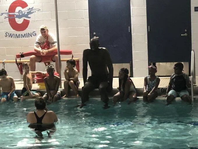 在NBA历史当中最高的球员是马努特波尔，他究竟有多高？