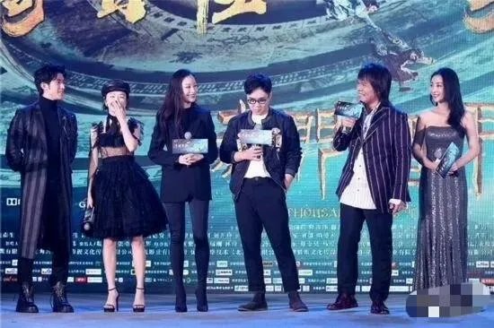 倪妮和周冬雨未P图合影曝光,这两个谋女郎谁赢了?