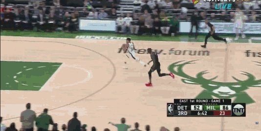 字母哥和詹姆斯罚球线起跳扣篮究竟谁更具美感?