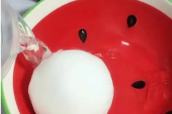 不用胶水和硼砂水和粘土和剃须泡怎么做起泡胶？